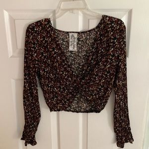 Cropped front twist long sleeve top black floral top